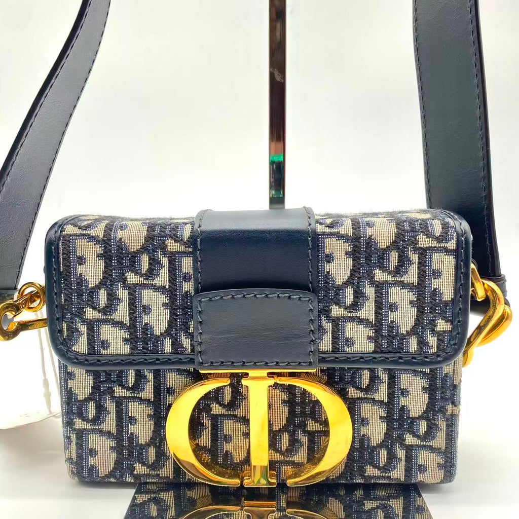 30 Montaigne Box Bag Oblique Canvas