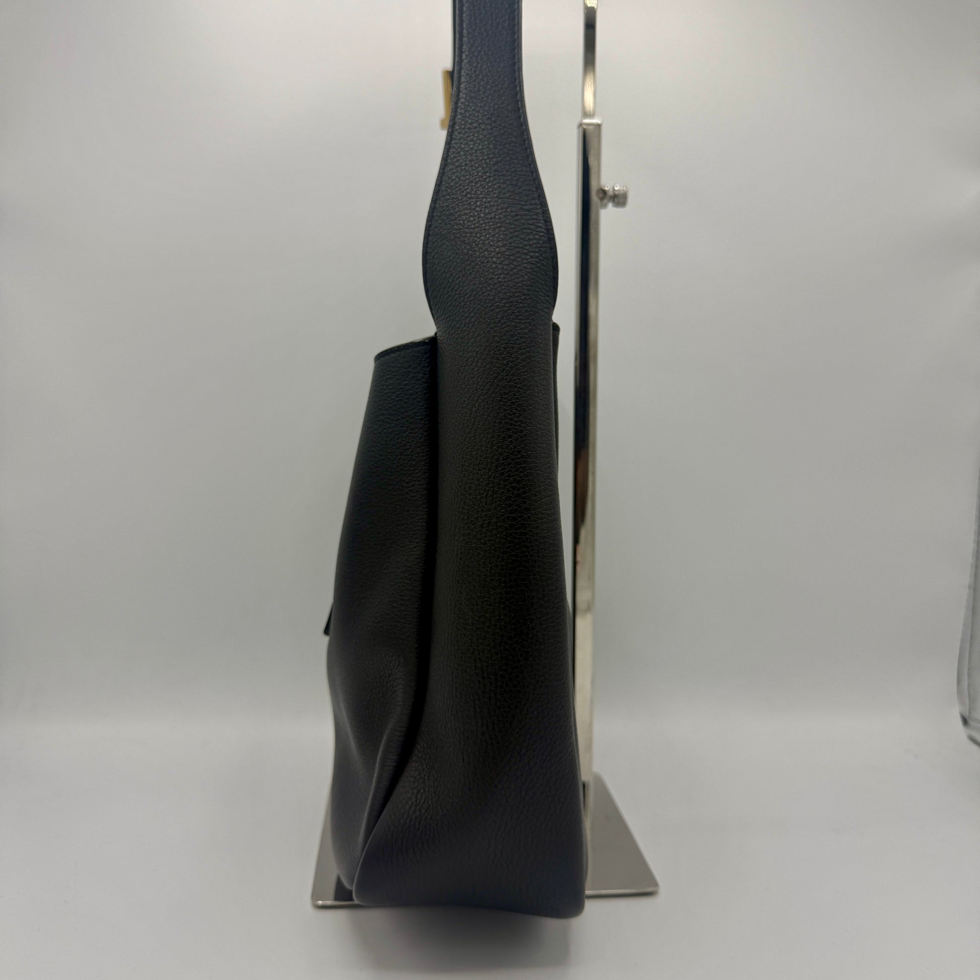 Le 5 à 7 Supple Small Shoulder Bag in Grained Leather