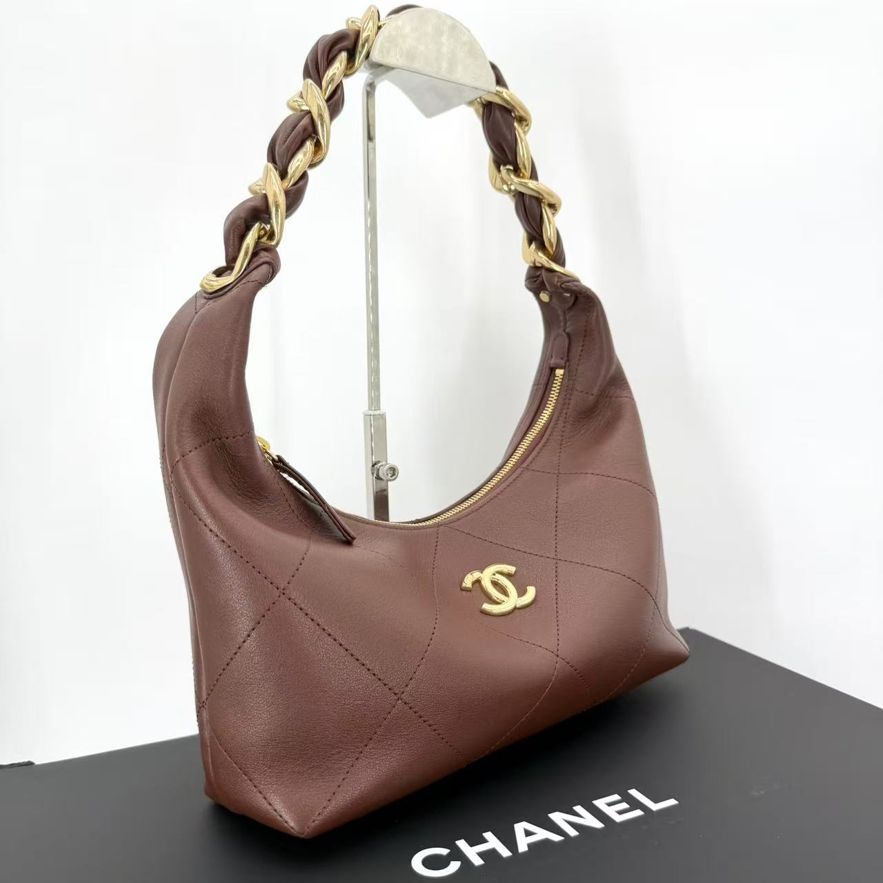 Hobo Handbag in red shiny calfskin with gold-tone metal hardware