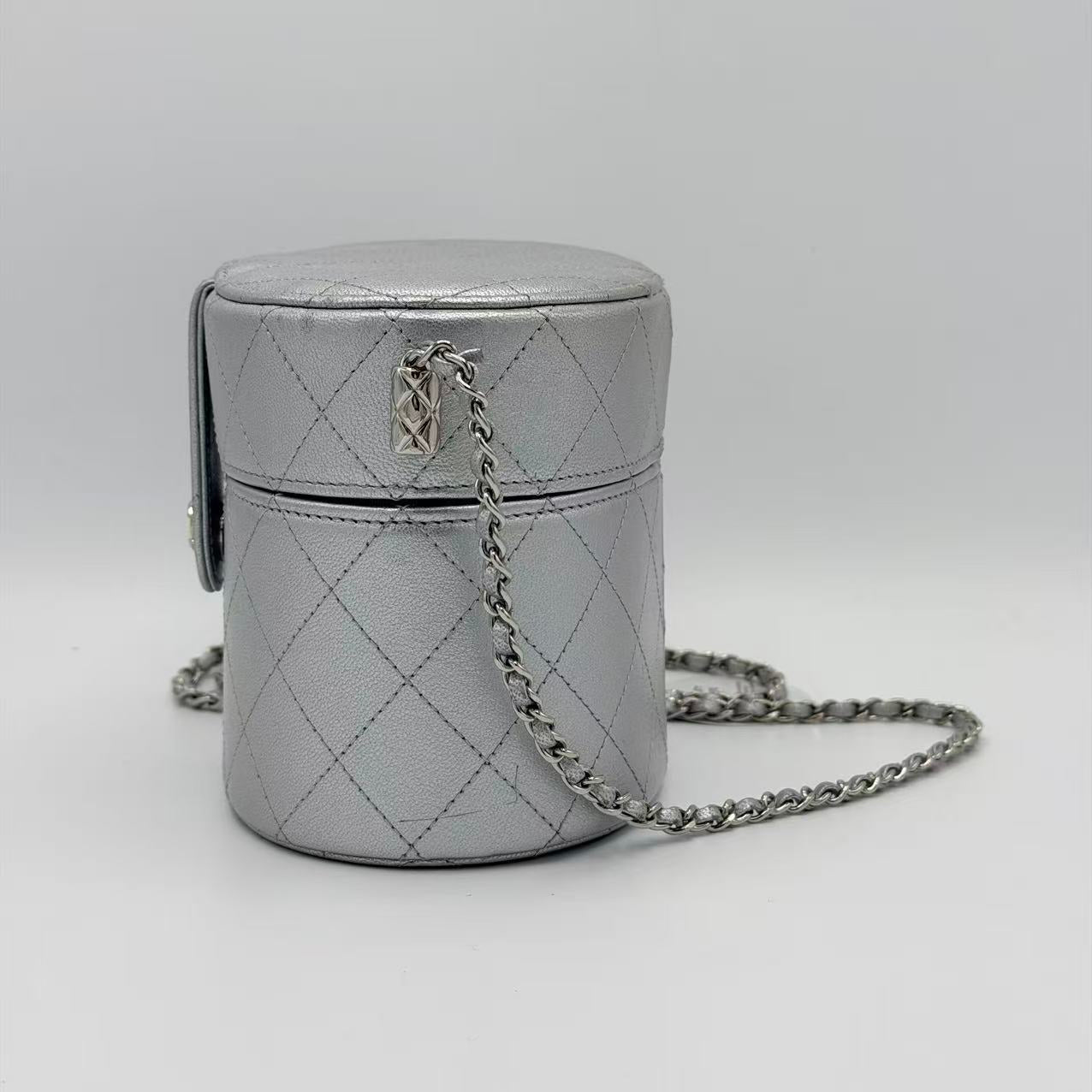Metallic Lambskin Quilted Round Vanity Case With Chain Silver