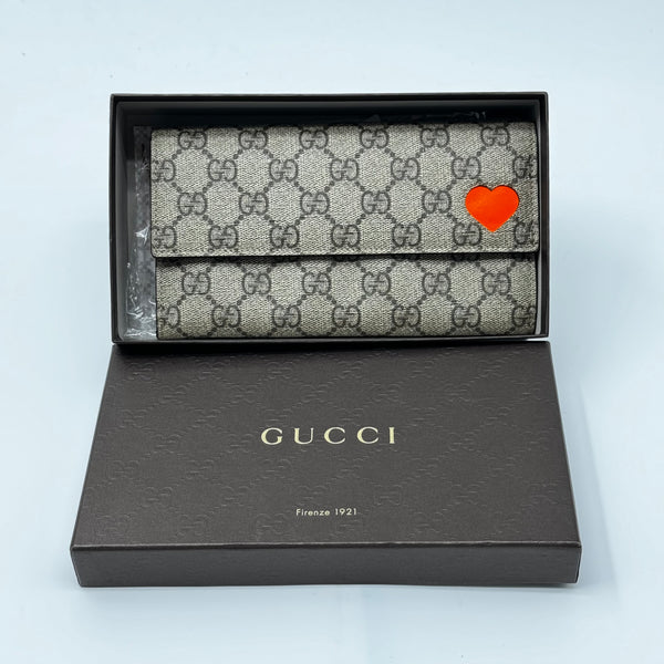 GUCCI GG Supreme Monogram Continental Heart Wallet Fluorescent Fuchsia