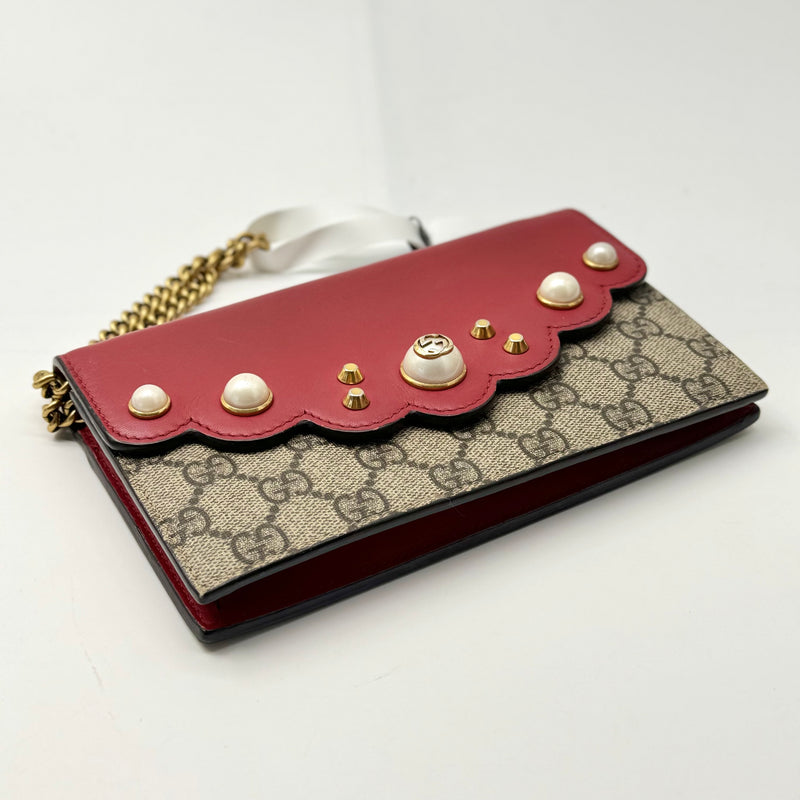 GUCCI  GG Supreme Monogram Mini Peony Pearly Clutch Red