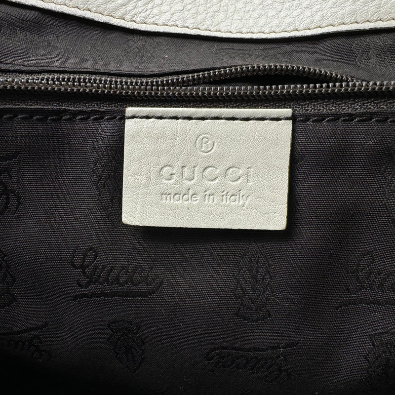 GUCCI GG Signature Shoulder Bag