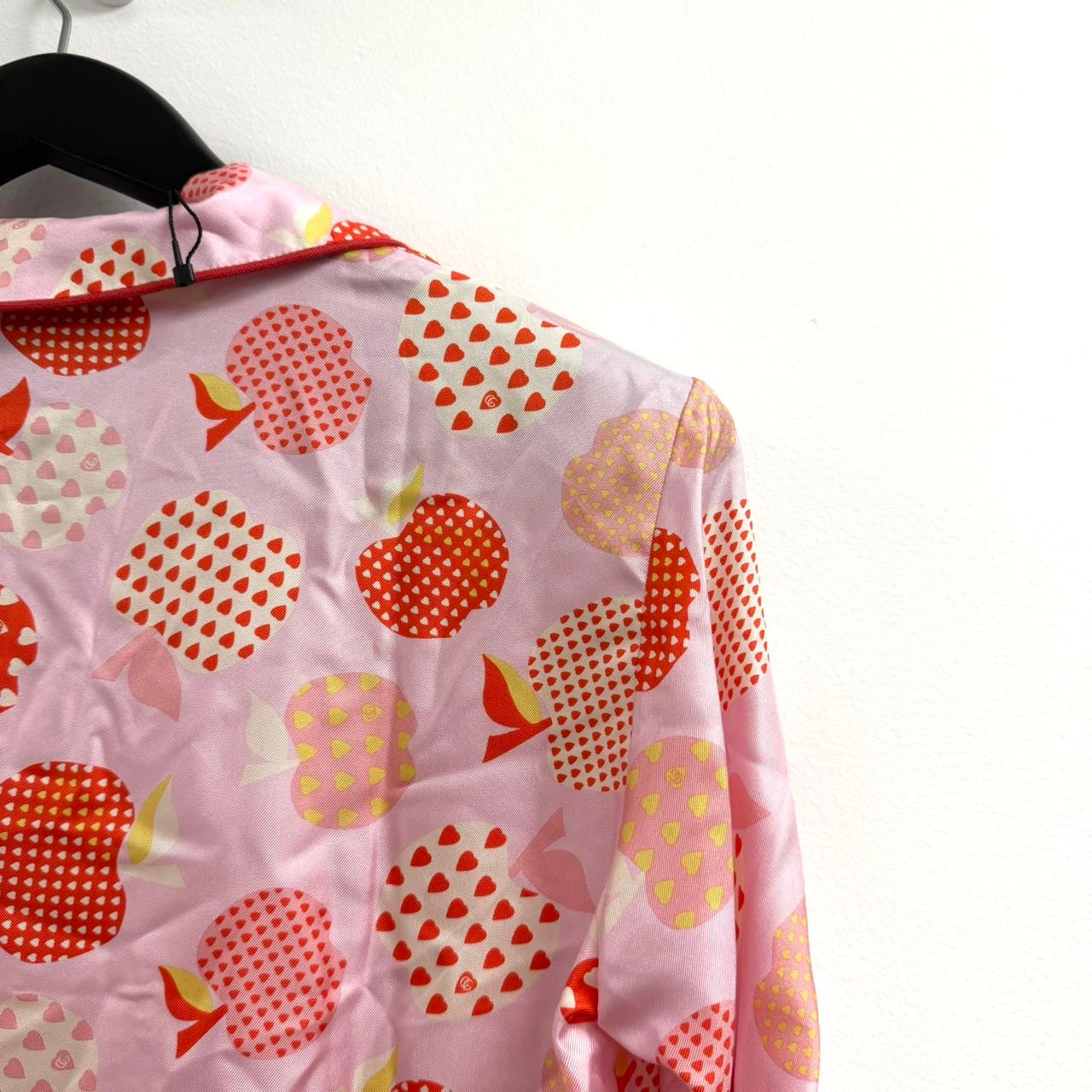 Gucci silk pajama set with a pink apples with hearts print 36