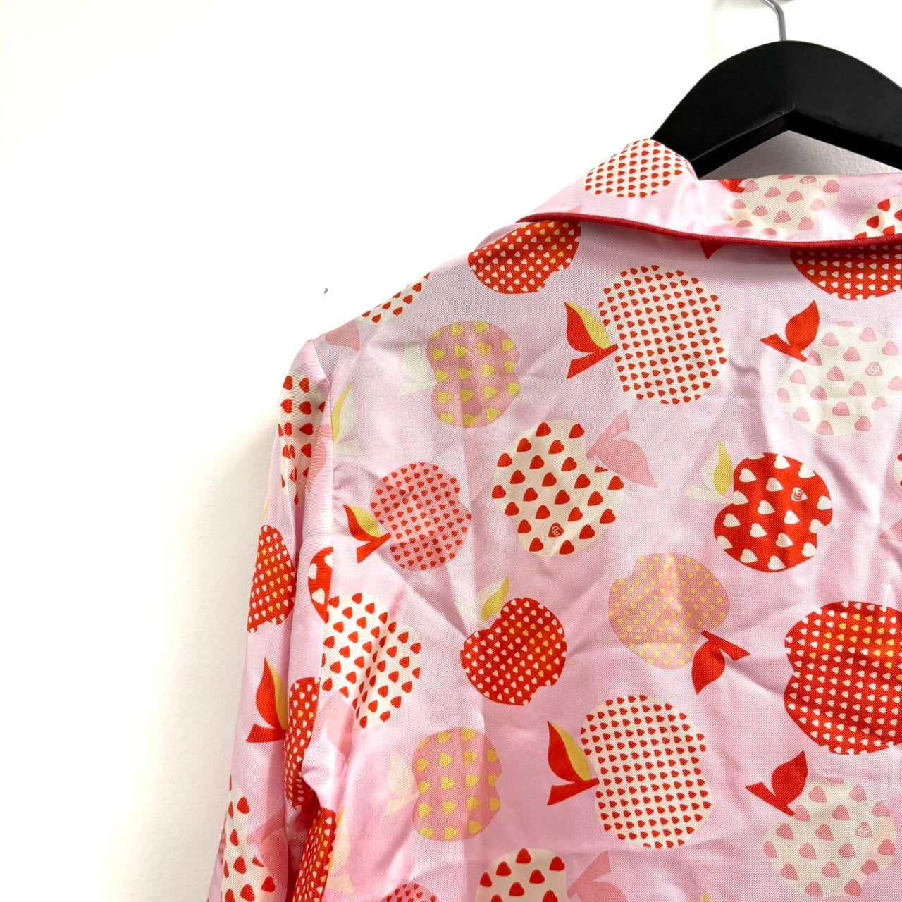 Gucci silk pajama set with a pink apples with hearts print 36