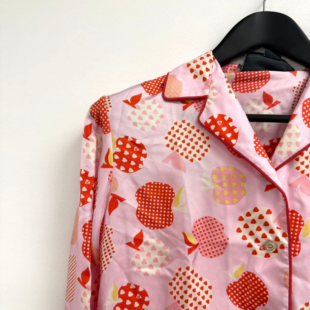 Gucci silk pajama set with a pink apples with hearts print 36