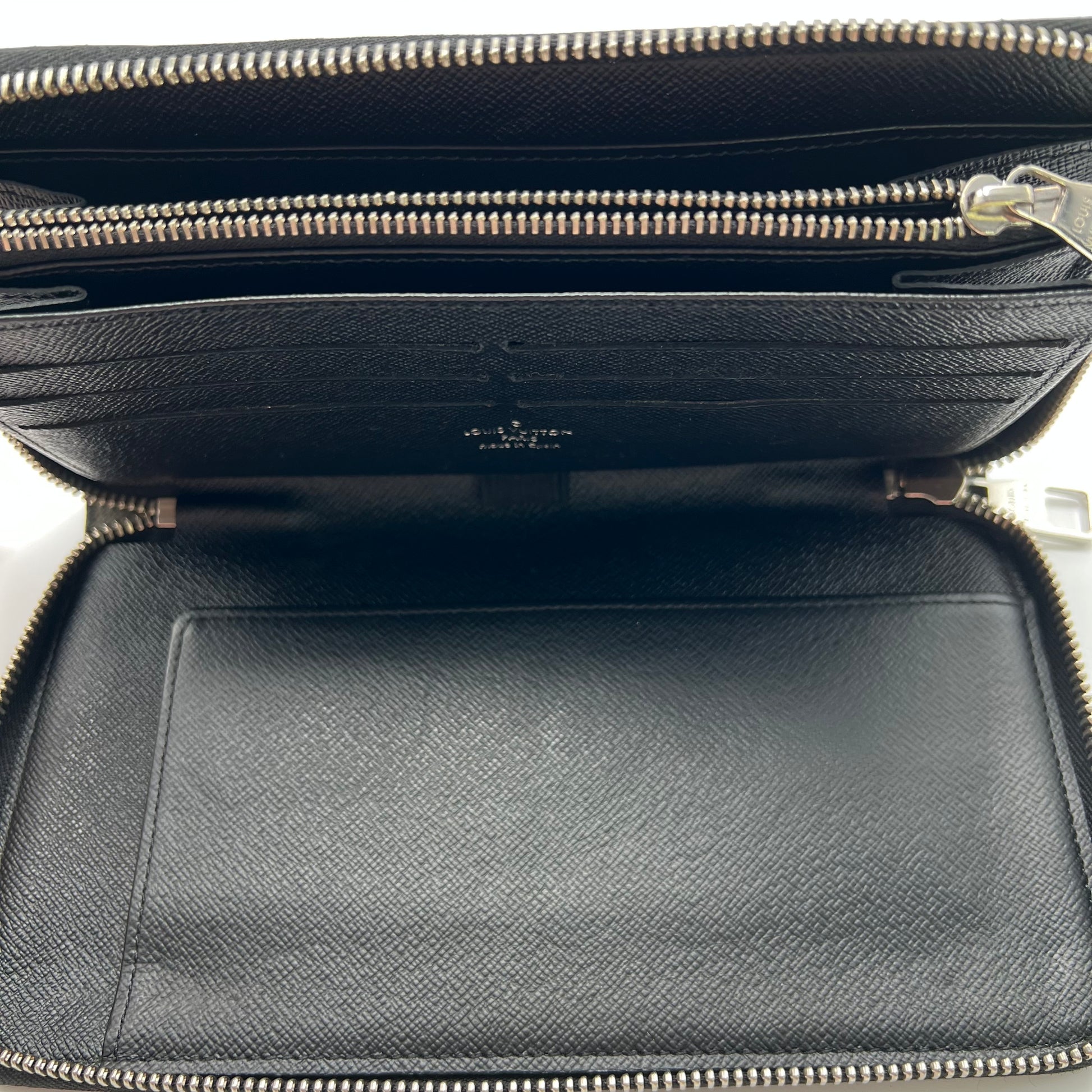 Damier Graphite Zippy Organizer Wallet W21586