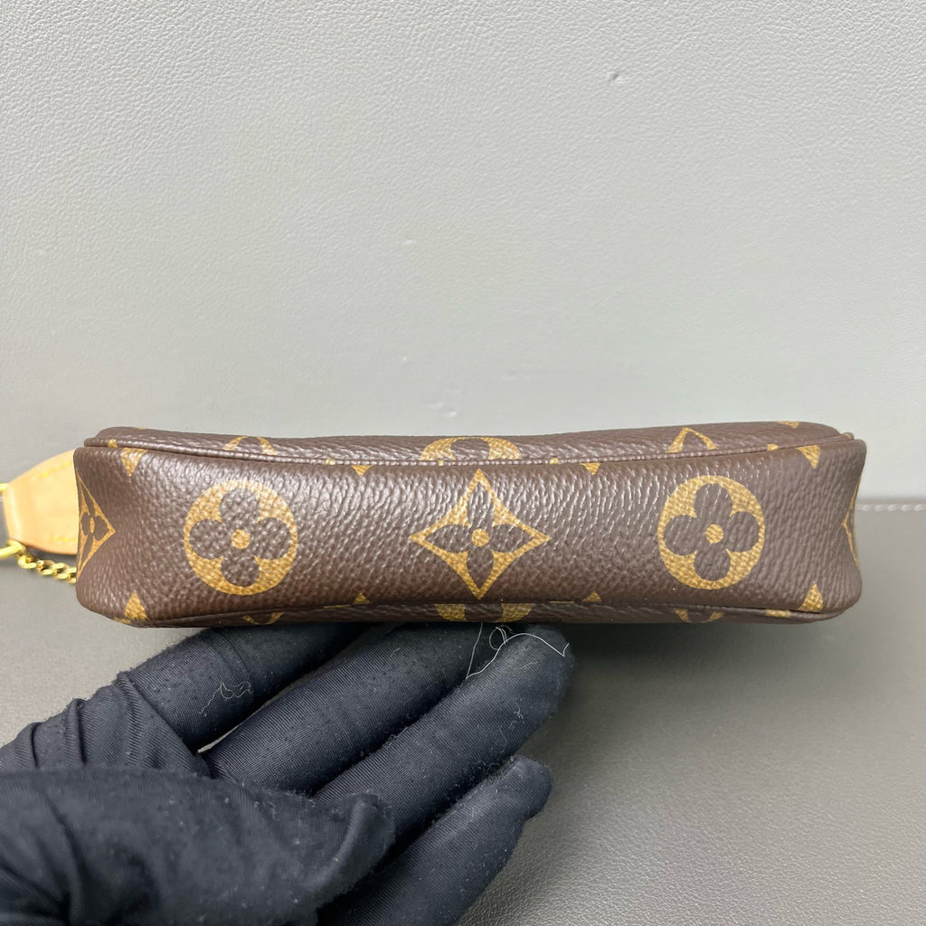 Louis Vuitton Mini Pochette  Accessoires (Monogram Canvas) LDZ0033