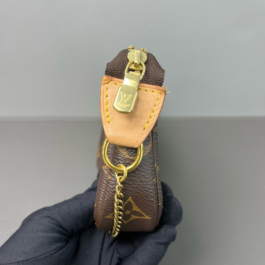 Louis Vuitton Mini Pochette  Accessoires (Monogram Canvas) LDZ0033
