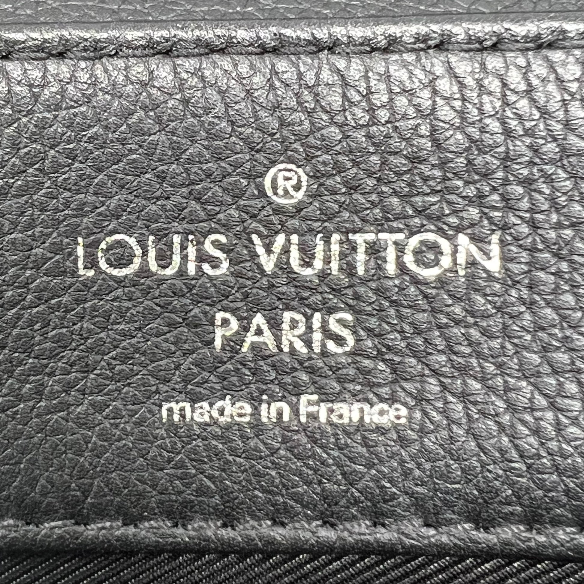 Louis Vuitton Lockme II handbag B22522