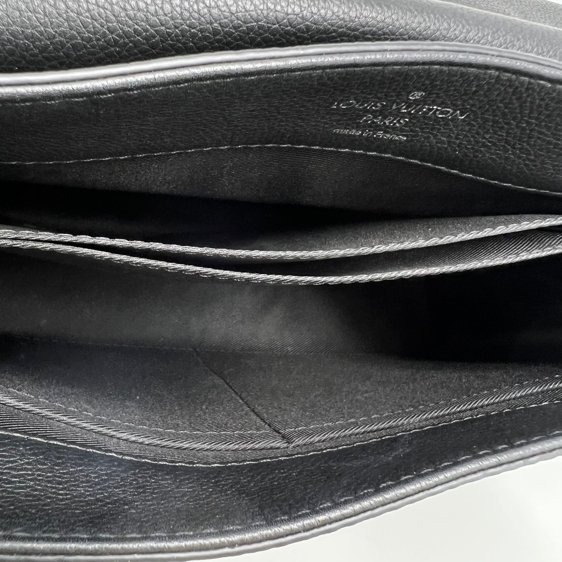 Louis Vuitton Lockme II handbag B22522