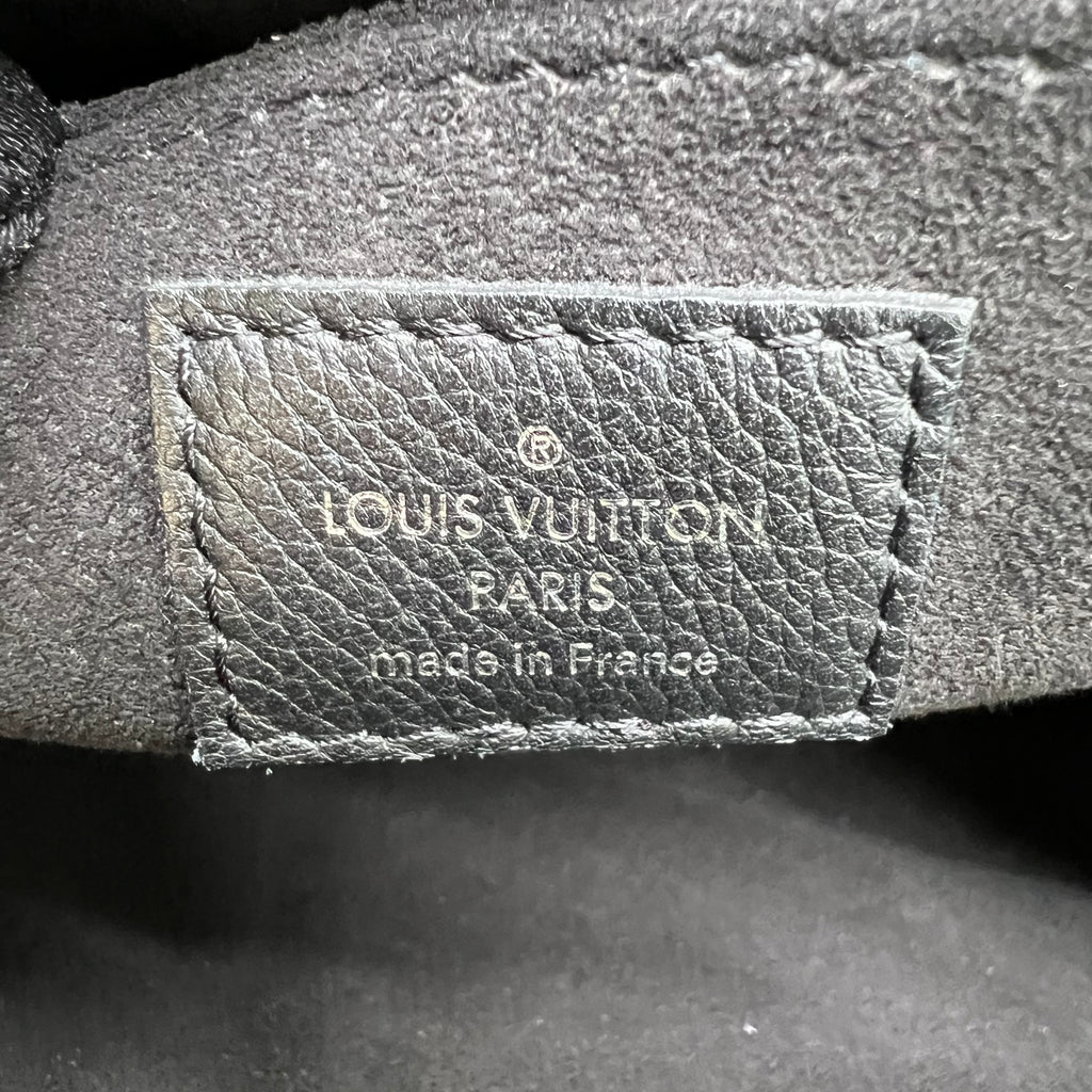 Louis Vuitton Lockme II Bag B22552