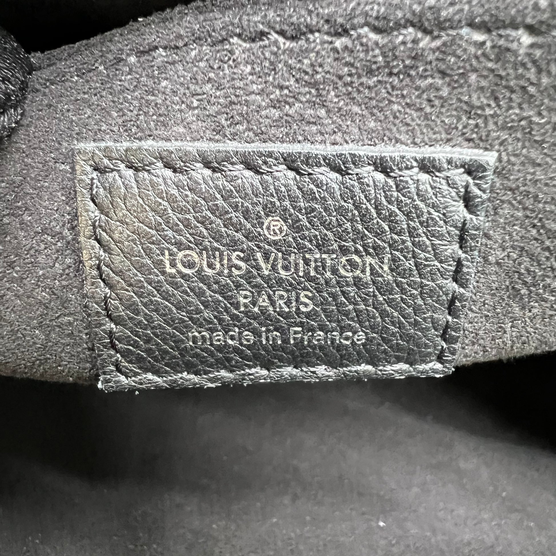 Louis Vuitton Lockme II Bag B22552