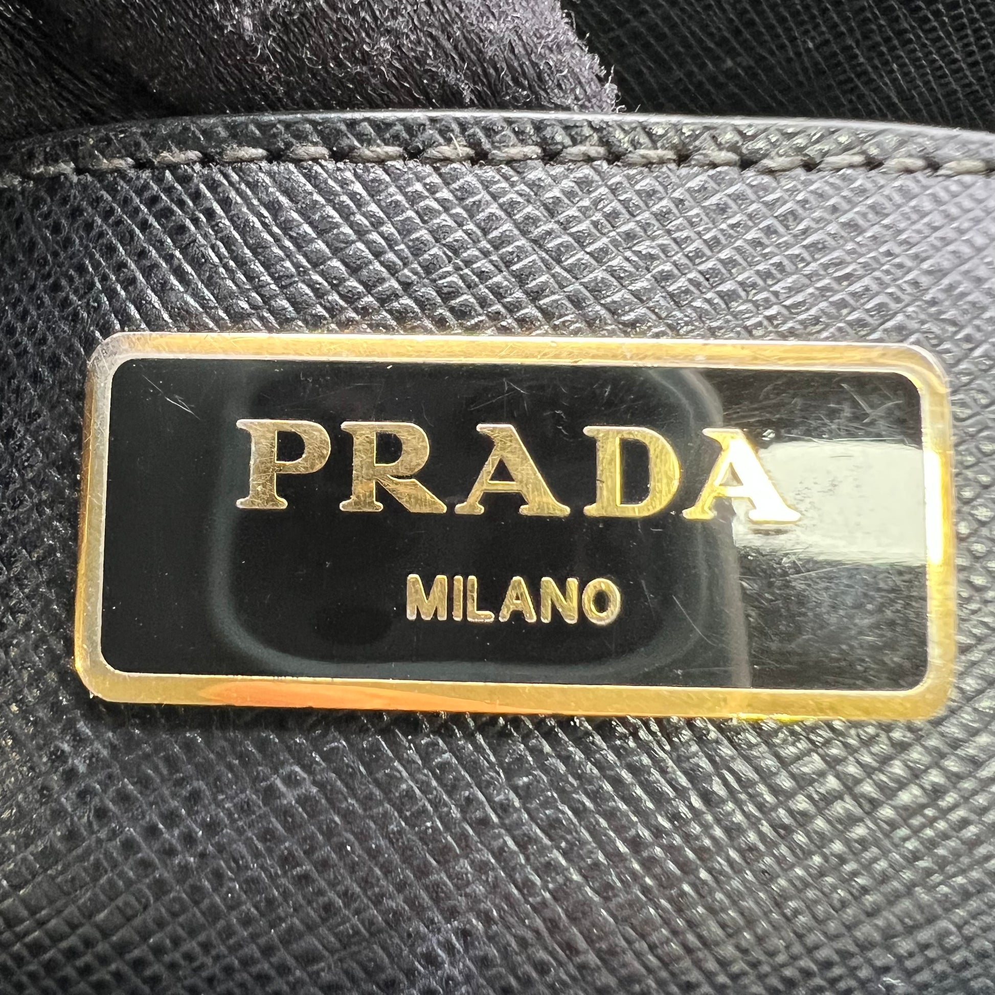 Saffiano Medium Galleria Double Zip Tote Black B23164