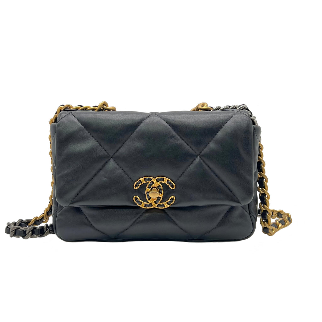 CHANEL Medium 19 quilted leather shoulder bag twins LDZ539