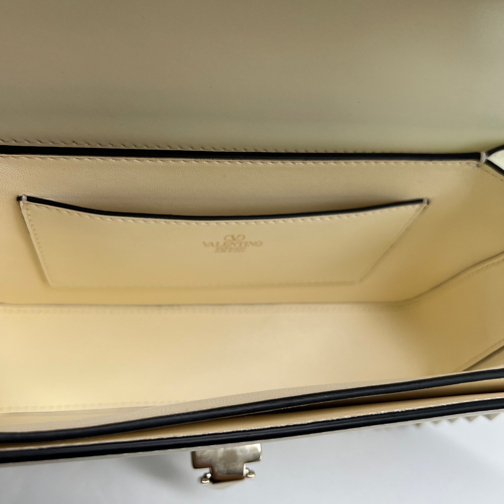 White Leather Guitar Rockstud B23380