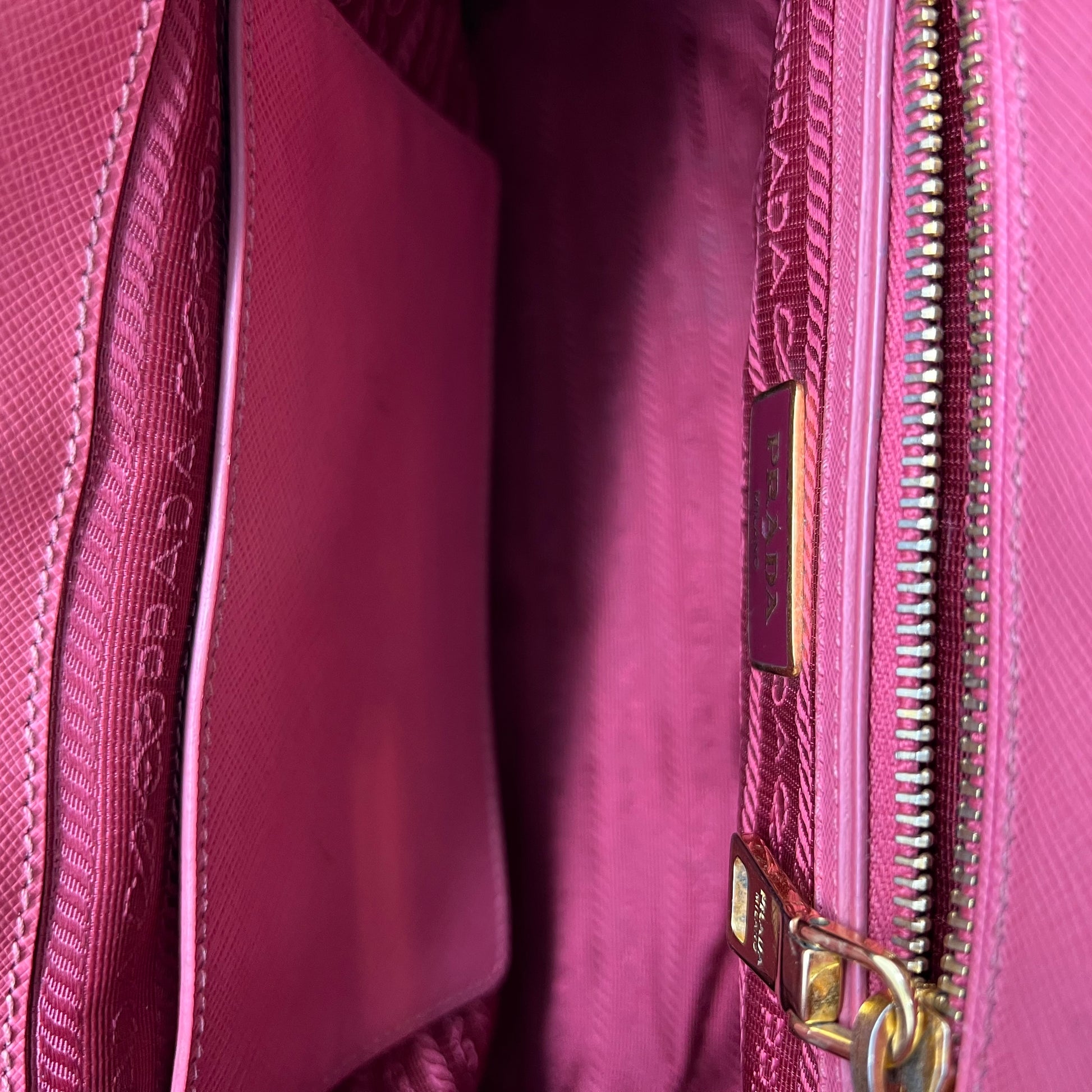 Leather Medium Saffiano Lux Galleria Double Zip Tote B23389