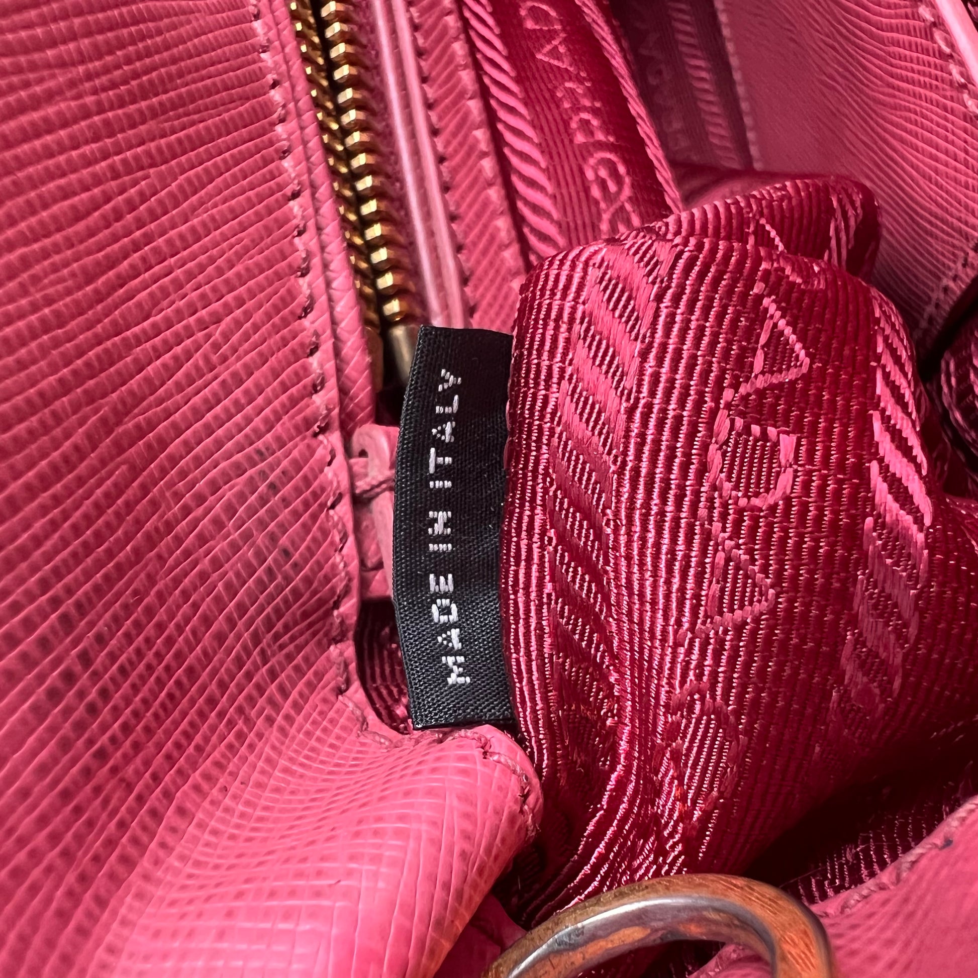 Leather Medium Saffiano Lux Galleria Double Zip Tote B23389
