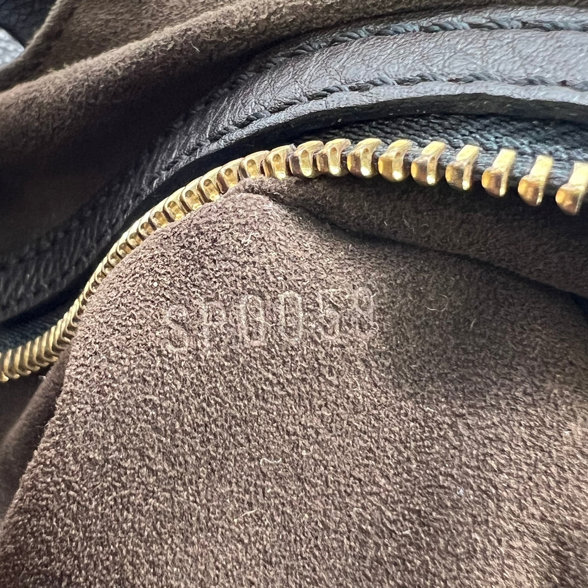 Louis Vuitton Monogram Mahina L Hobo Bag B23506