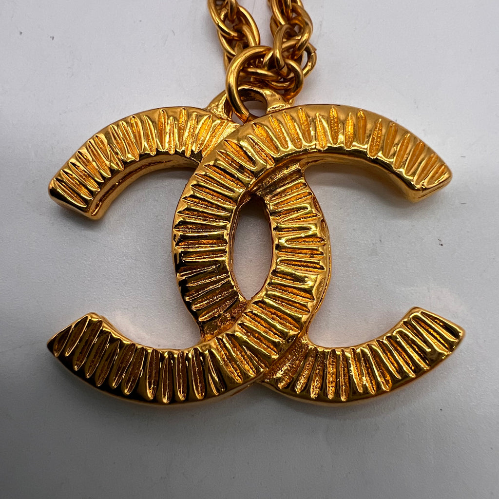 Chanel Vintage Gold Large Textured CC Statement Chain Collar Necklace W22974