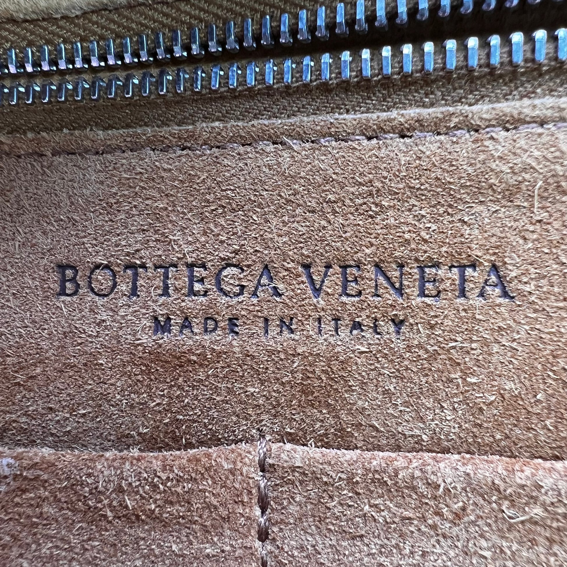 Bottega Veneta Grainy Calfskin Medium Arco Plaster B23919