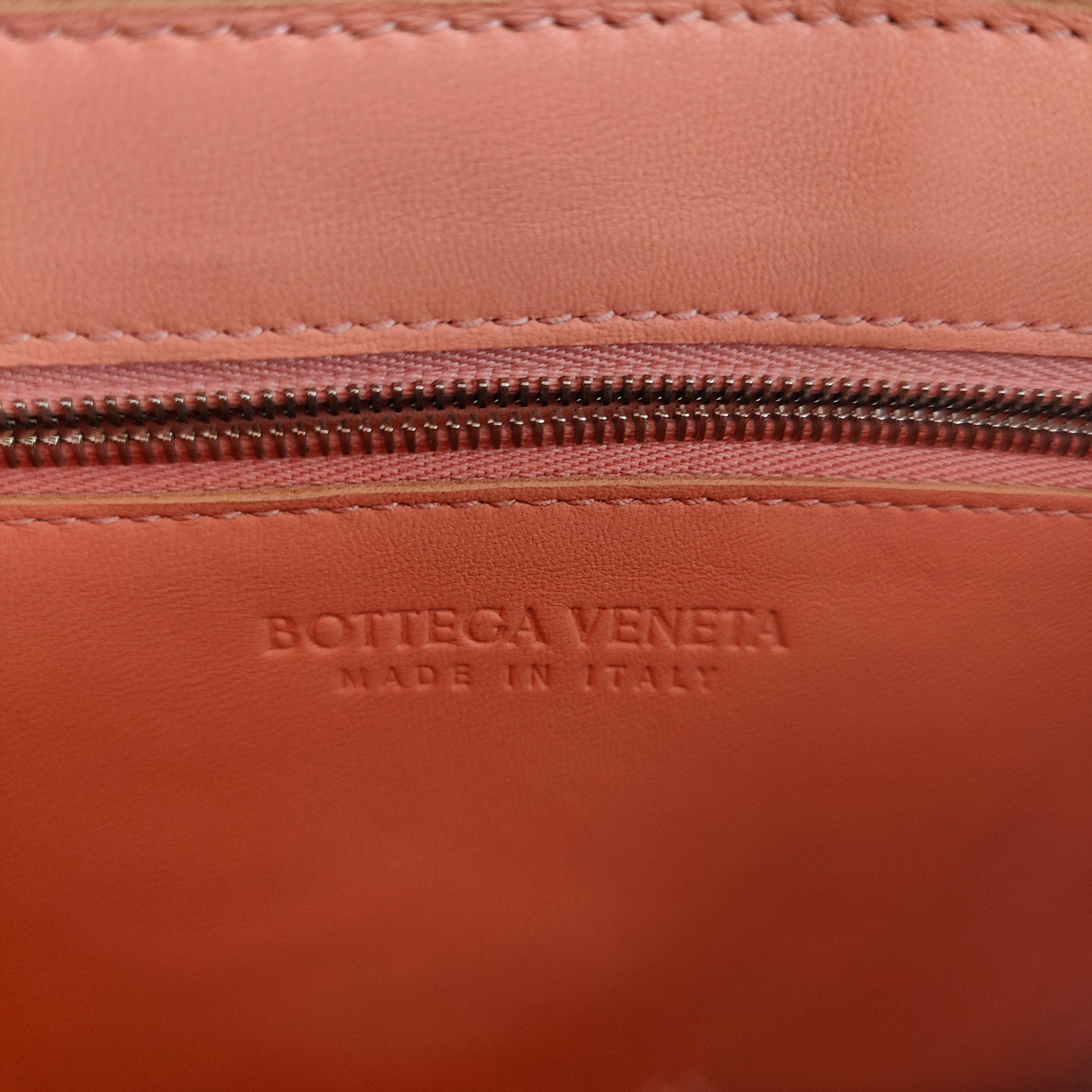 Cassette Crossbody Bag Maxi Intrecciato Grained Leather