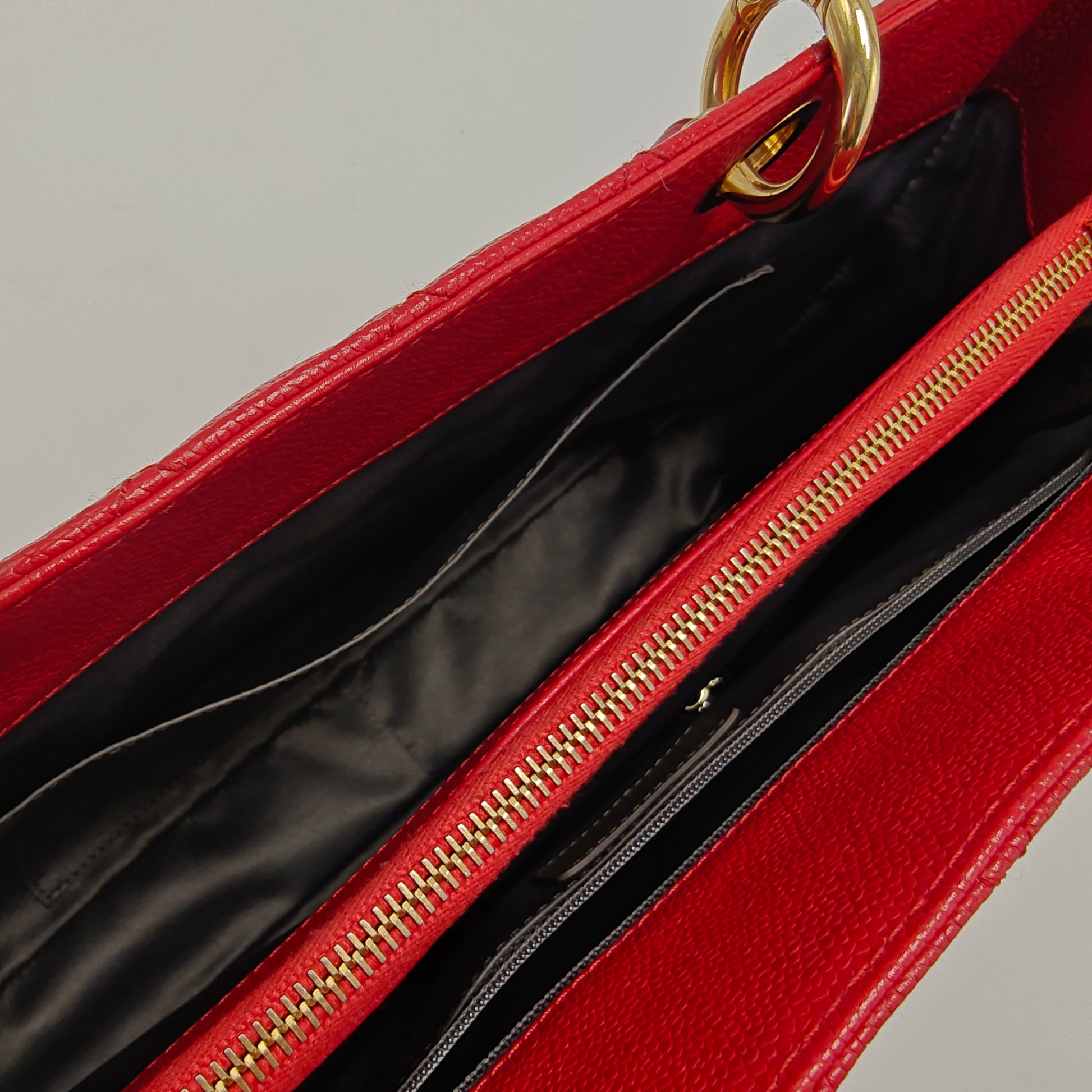 Grand Shopping Tote Quilted Caviar Red