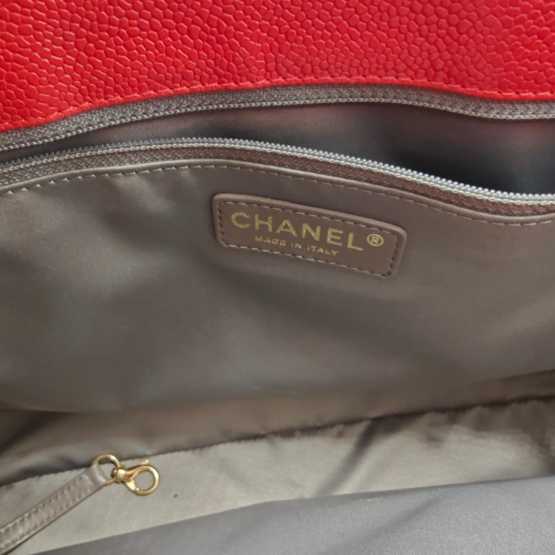 Grand Shopping Tote Quilted Caviar Red