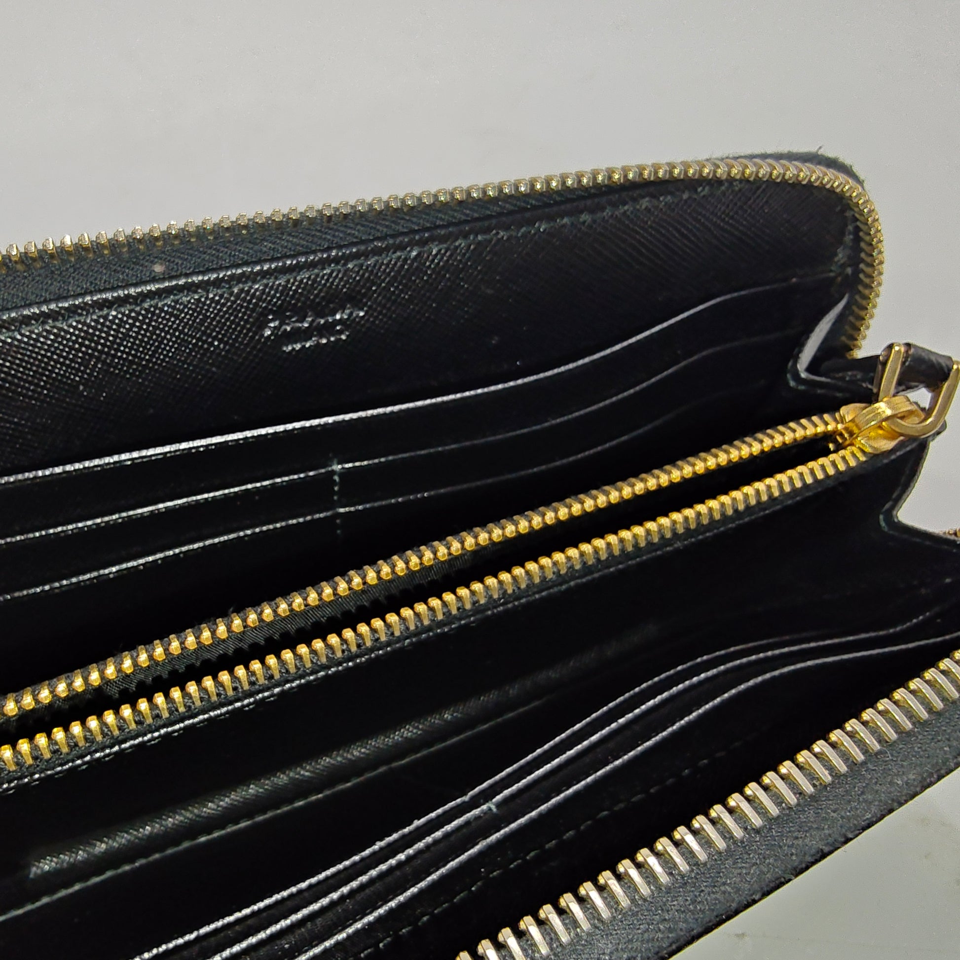 Round Saffiano Long Wallet Black