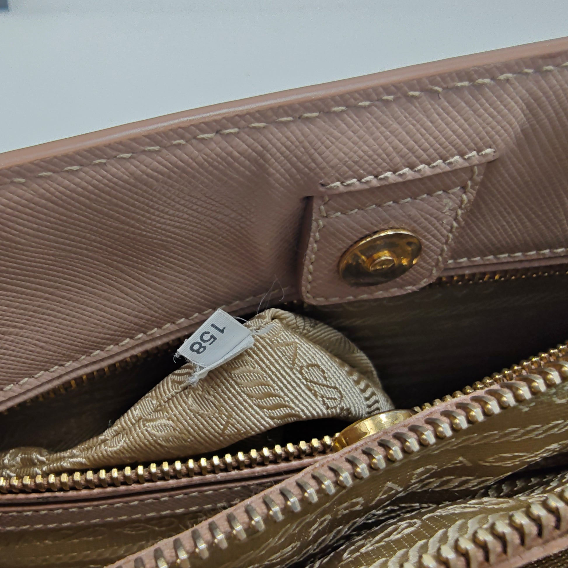Saffiano Lux Medium Tote Cammeo