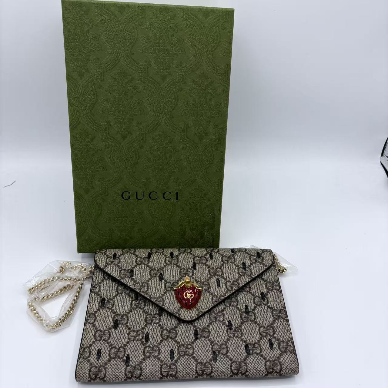 GG Supreme Shoulder Bag