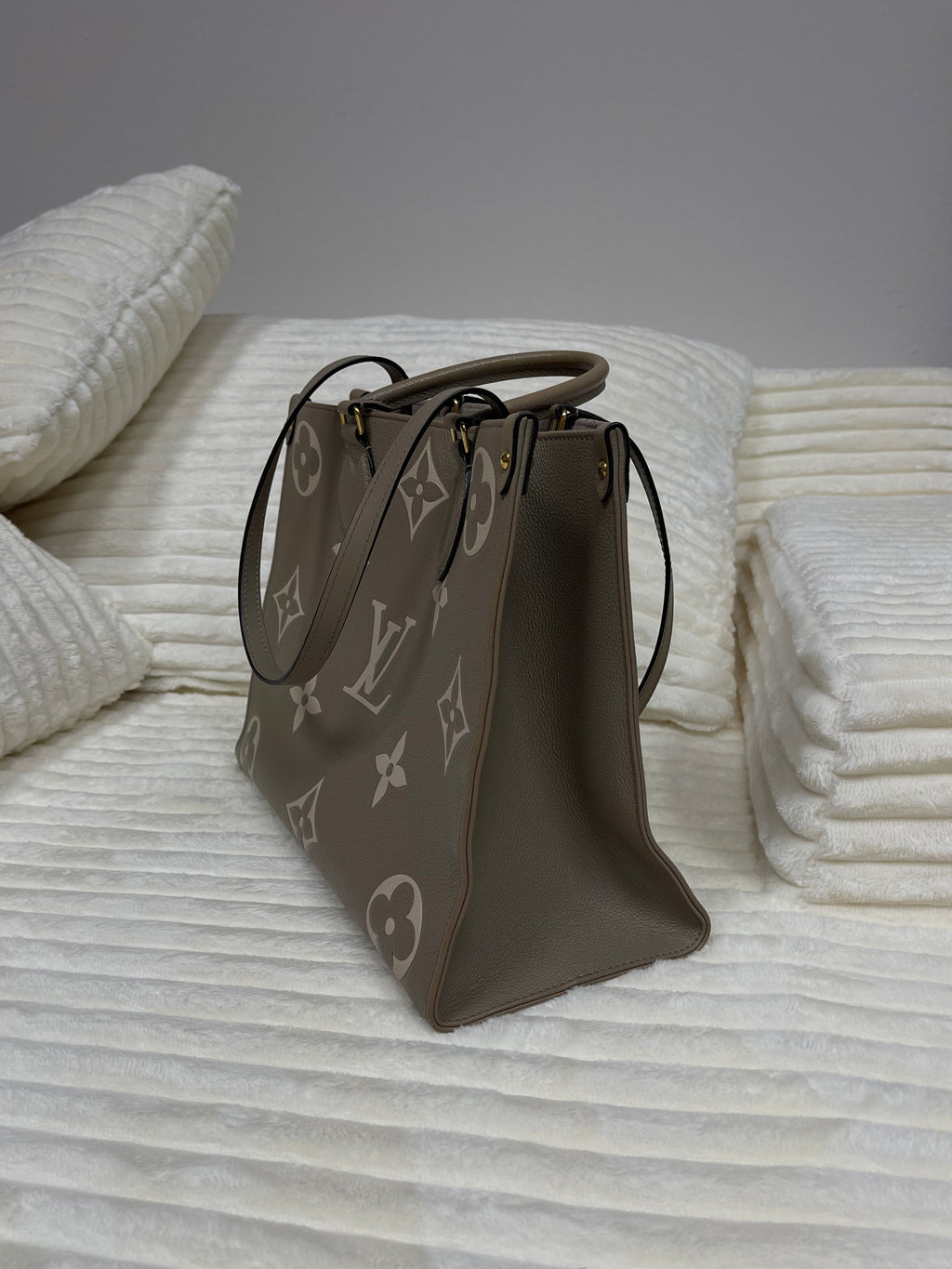 Louis Vuitton Empreinte Monogram Giant Onthego PM Tourterelle Creme