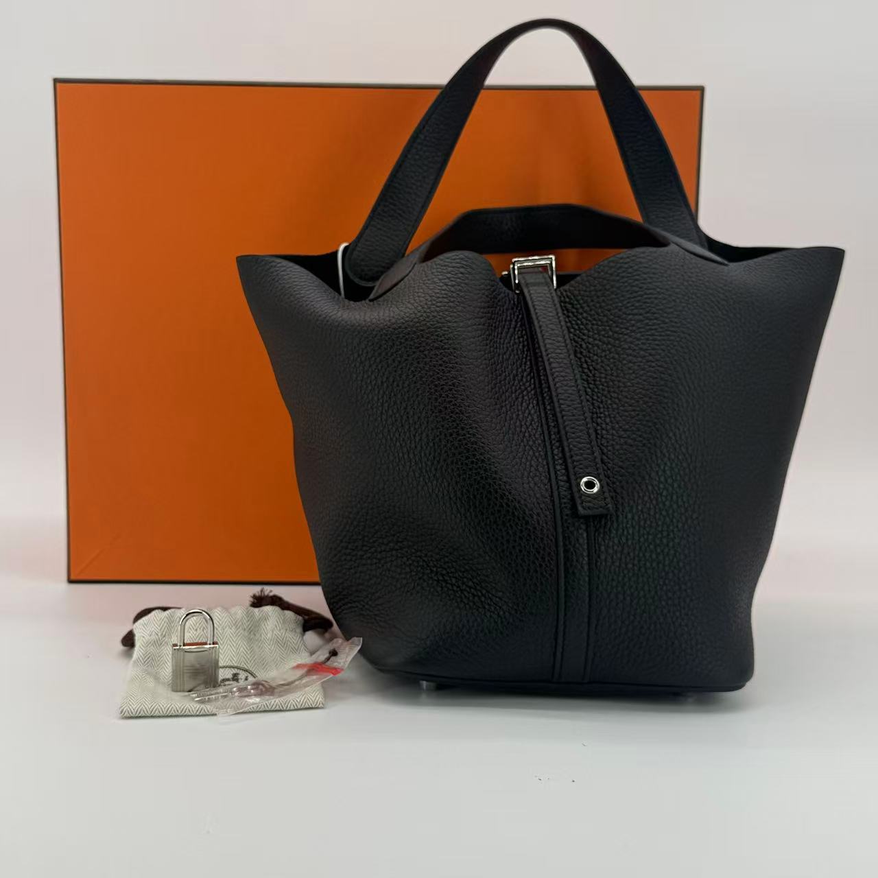Picotin Lock 22 Clemence Noir Palladium Hardware
