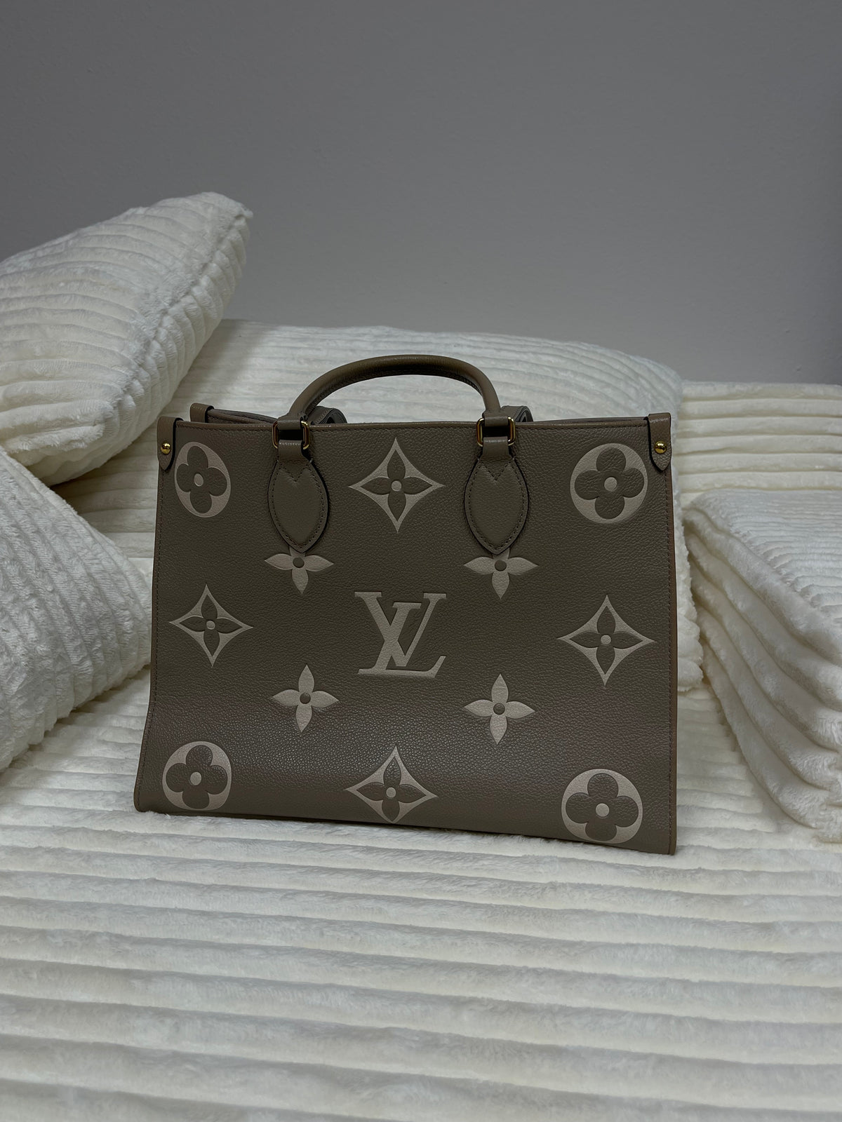 Louis Vuitton Empreinte Monogram Giant Onthego PM Tourterelle Creme