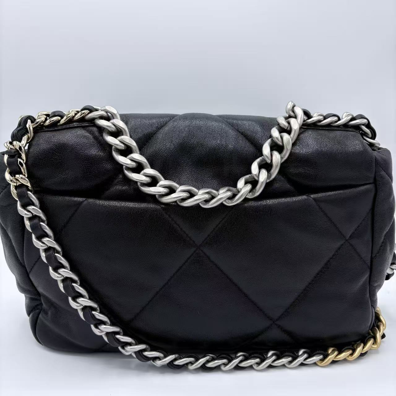 19 Flap Bag Quilted Leather Medium Black