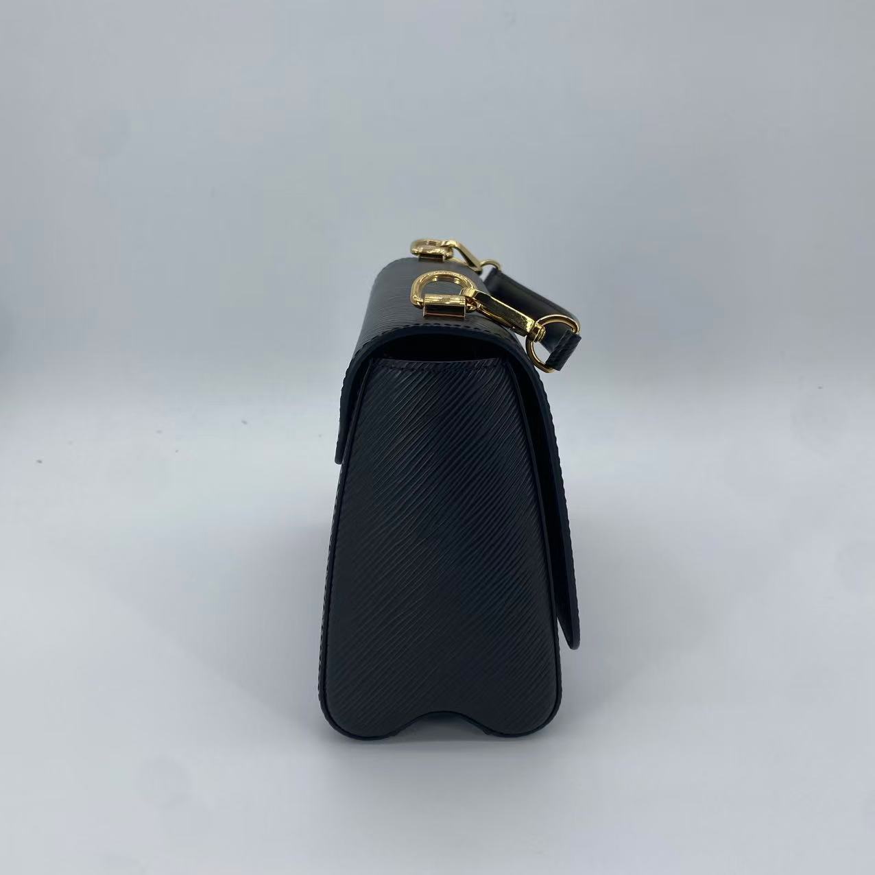Twist MM Chain Bag
