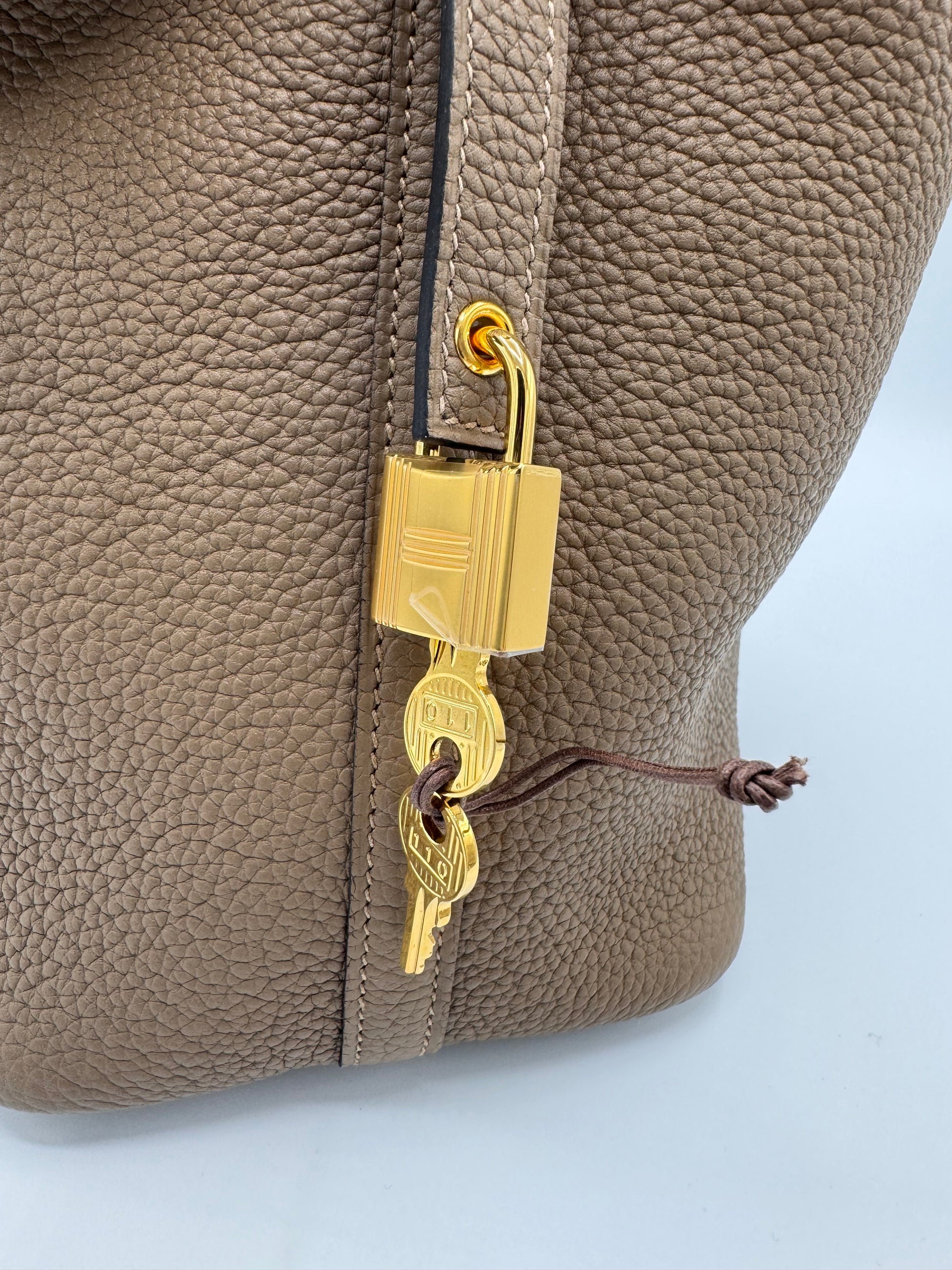 Hermes -Taurillon Maurice Picotin Lock 18 PM Beige De Weimar