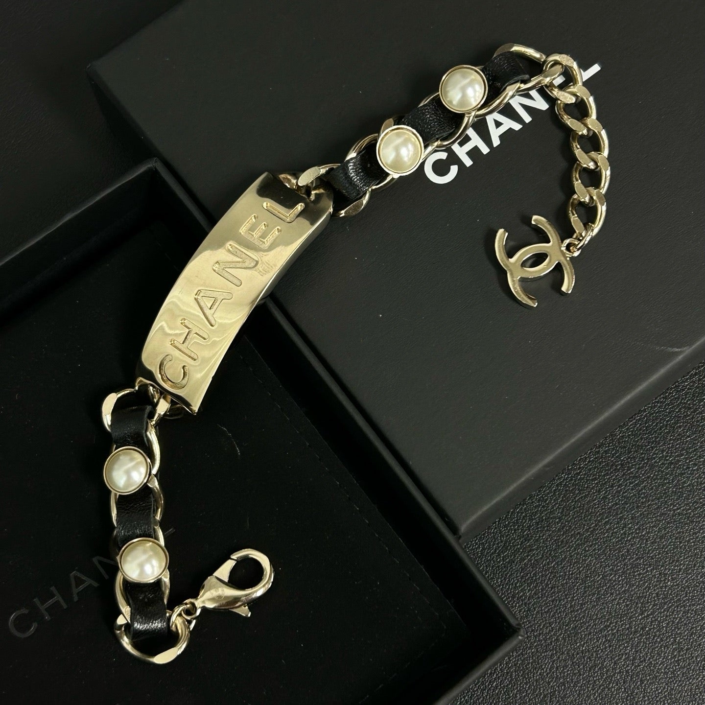 Metal Lambskin Pearl Name Plate Bracelet Black Gold  Twins LDJ3986