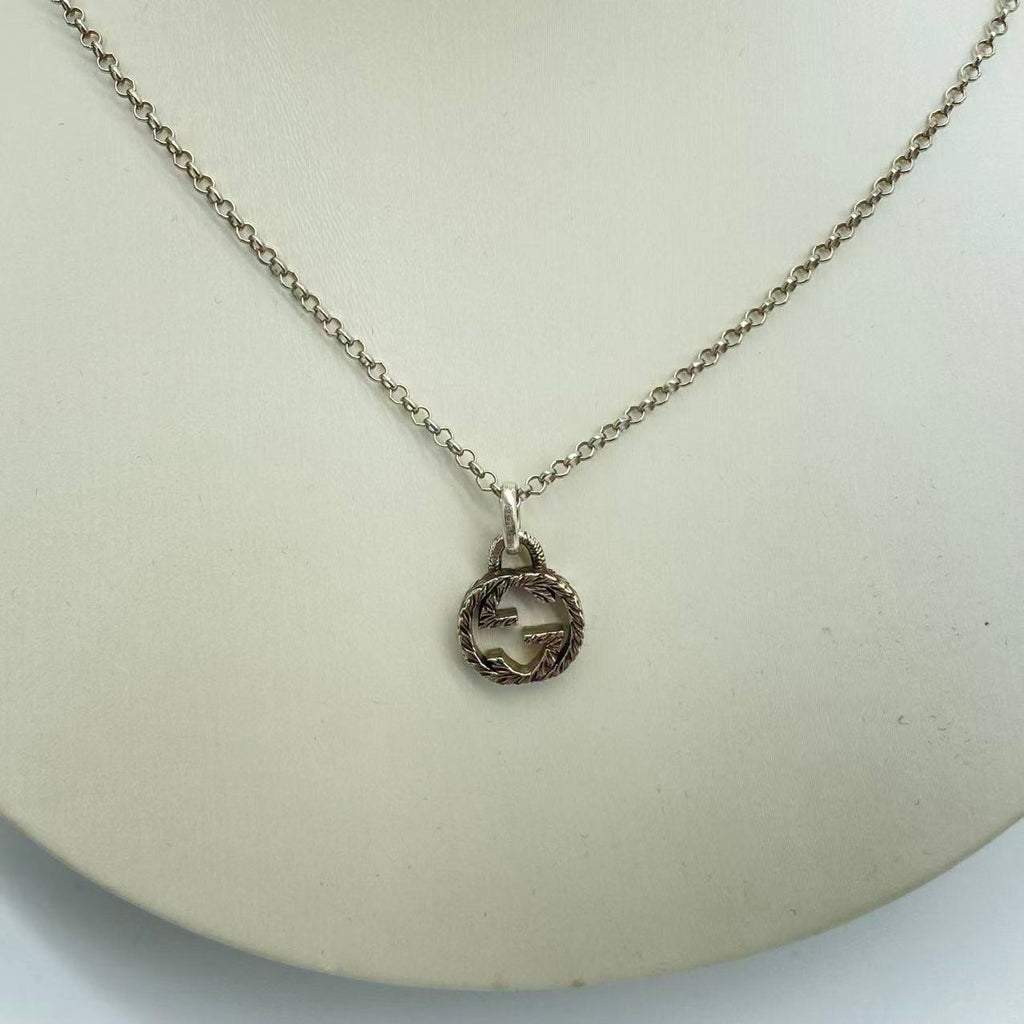 Interlocking pendant necklace