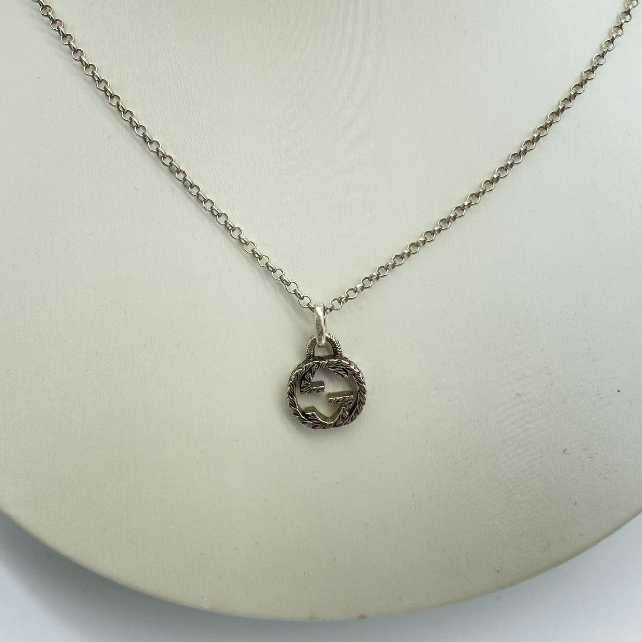 Interlocking pendant necklace