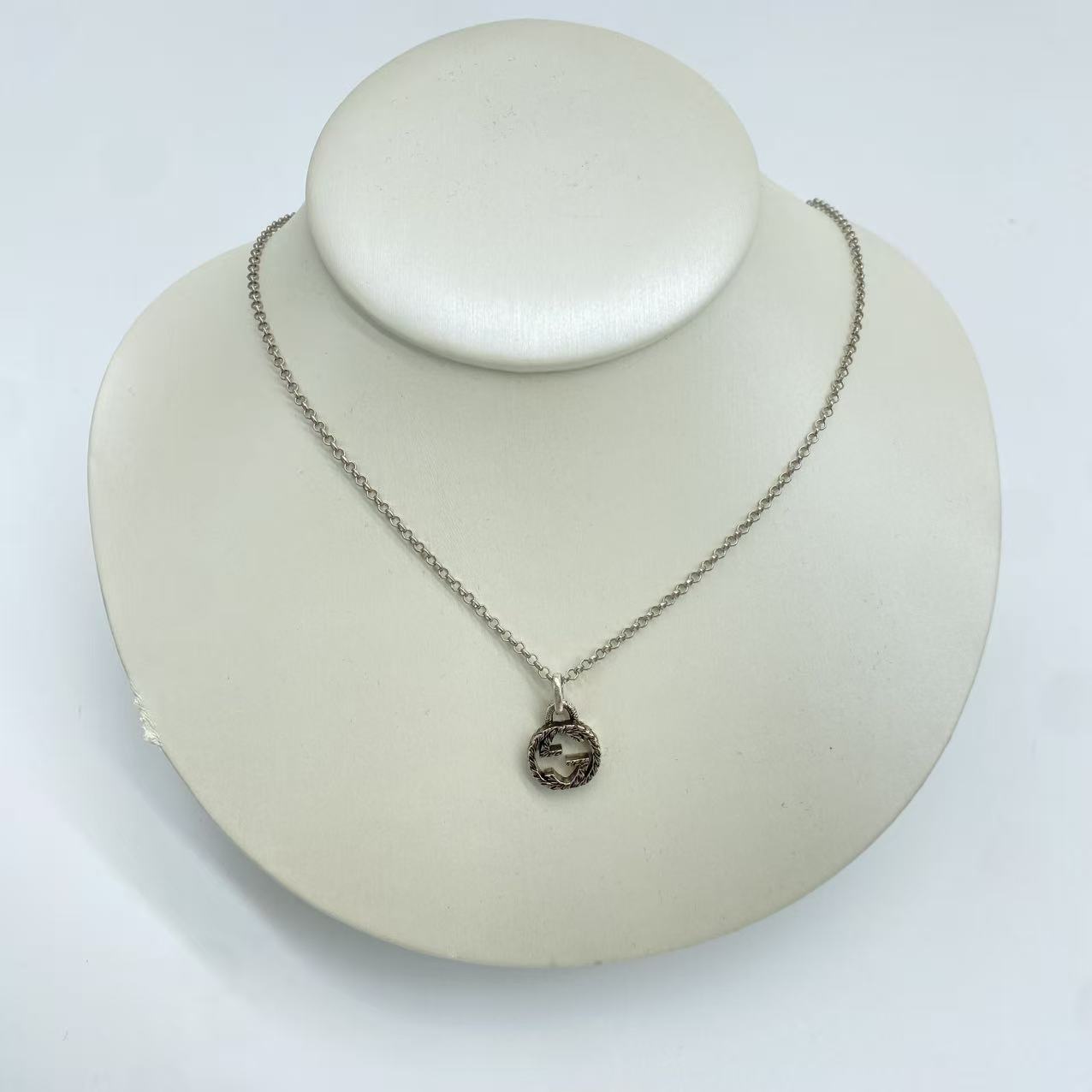Interlocking pendant necklace