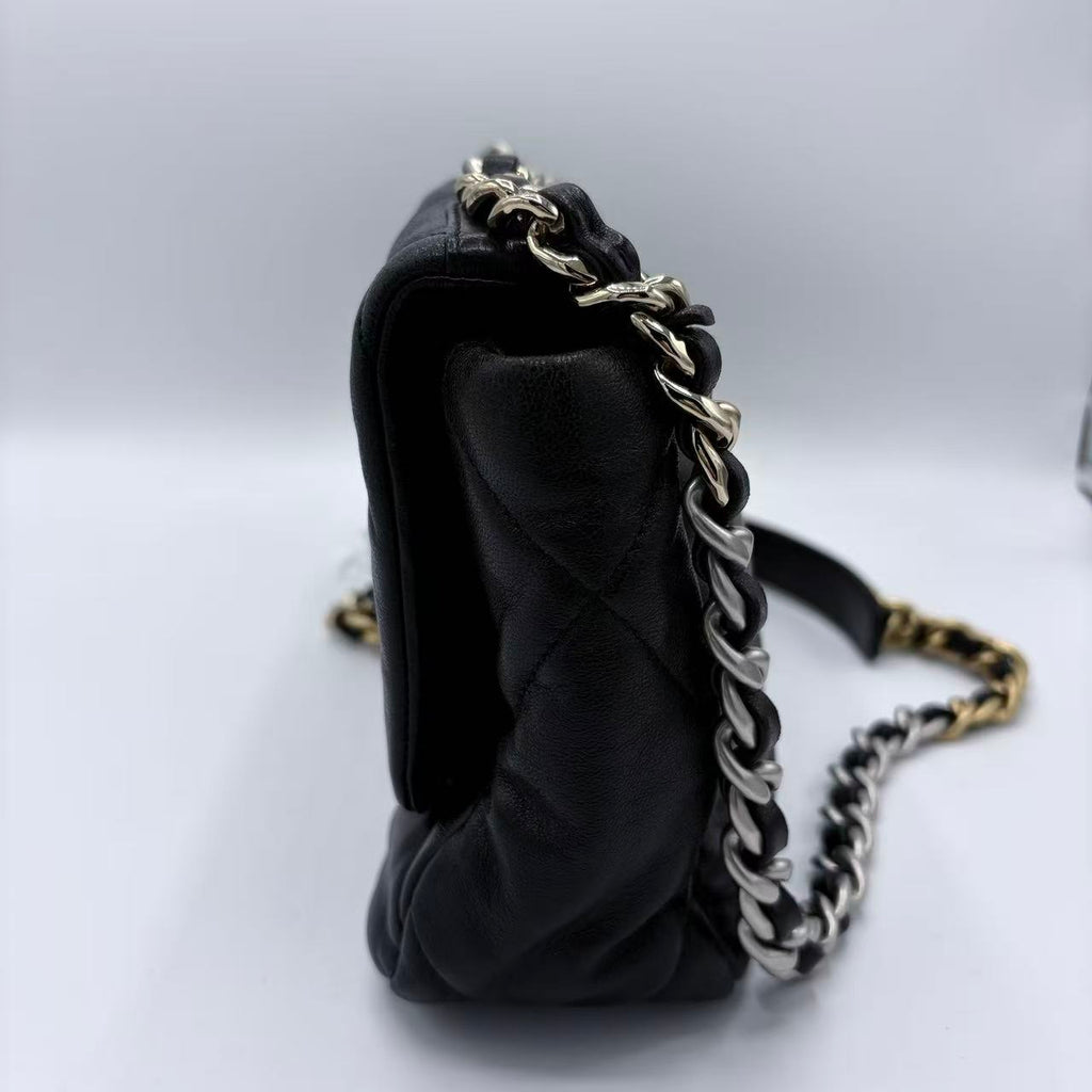 19 Flap Bag Quilted Leather Medium Black