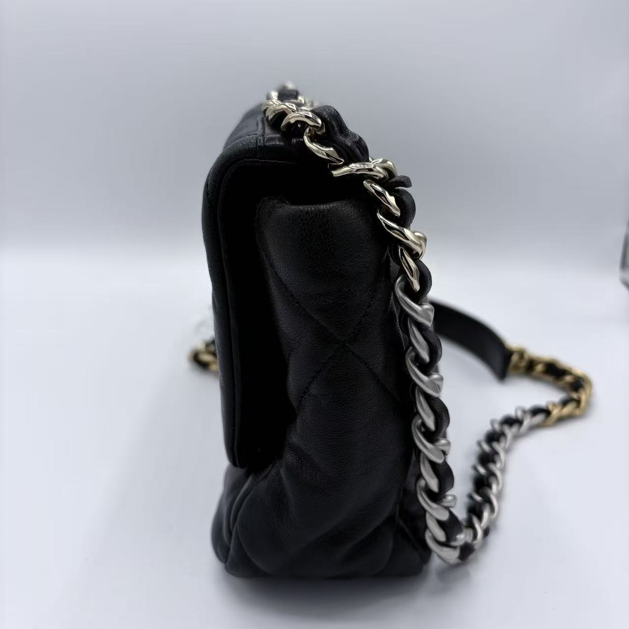 19 Flap Bag Quilted Leather Medium Black