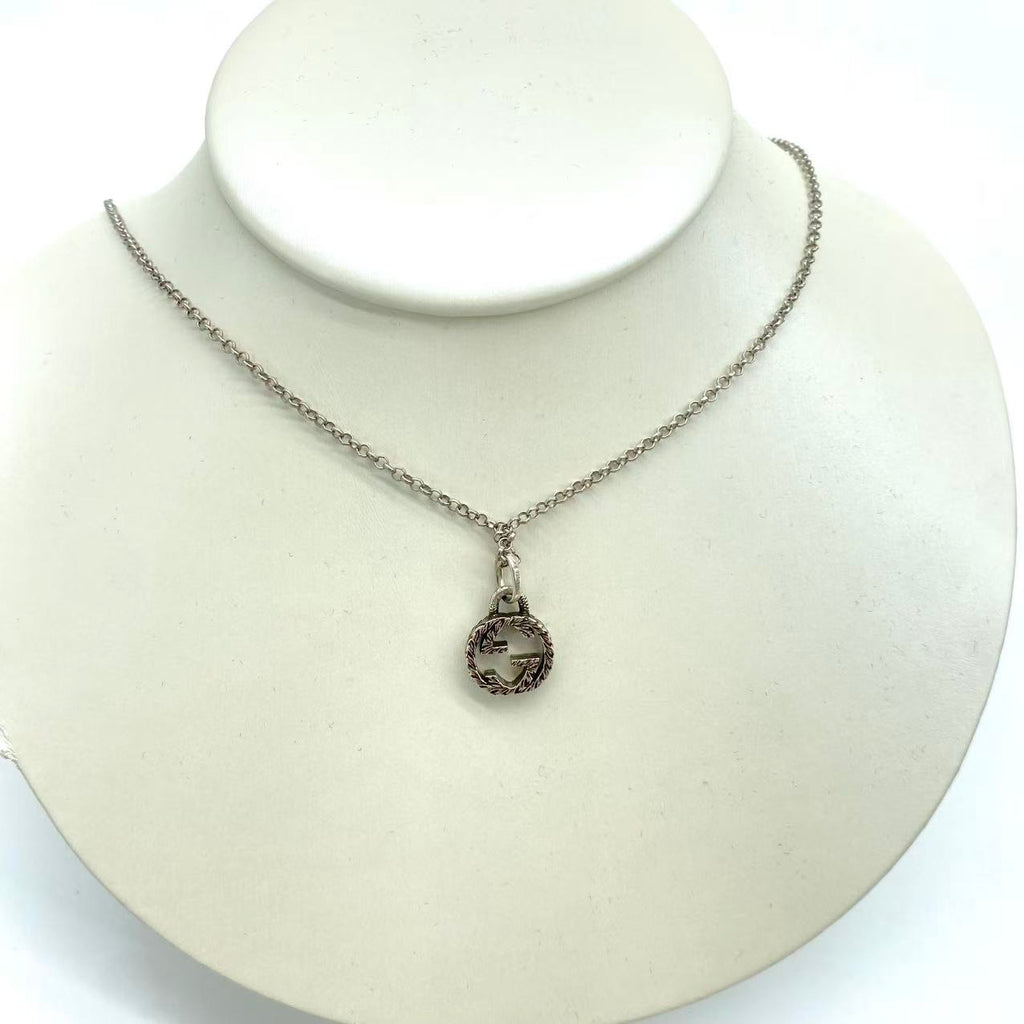Interlocking pendant necklace