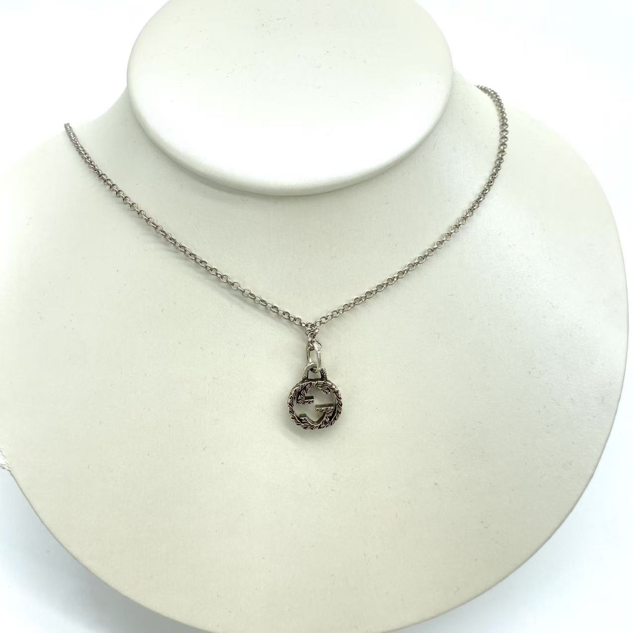 Interlocking pendant necklace