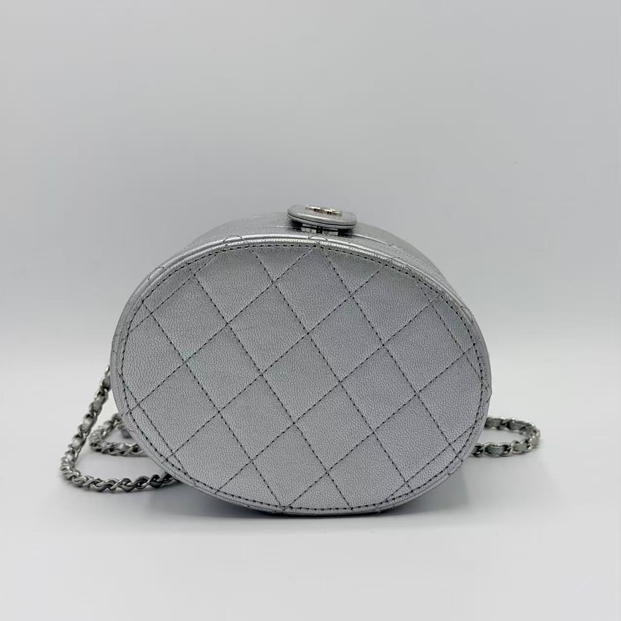 Metallic Lambskin Quilted Round Vanity Case With Chain Silver