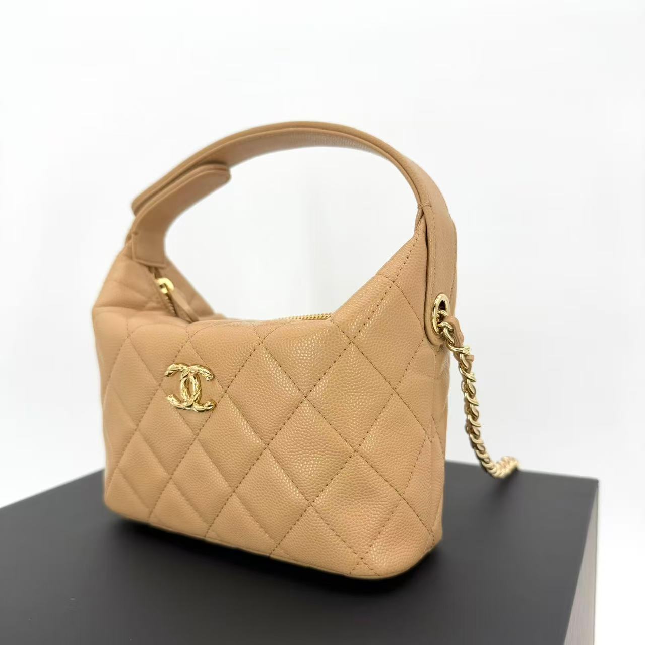 25A Dark Beige Caviar Quilted Métiers D'Art Clutch With Chain with light gold-tone hardware