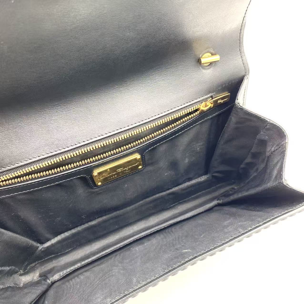 Black Wallet On Chian