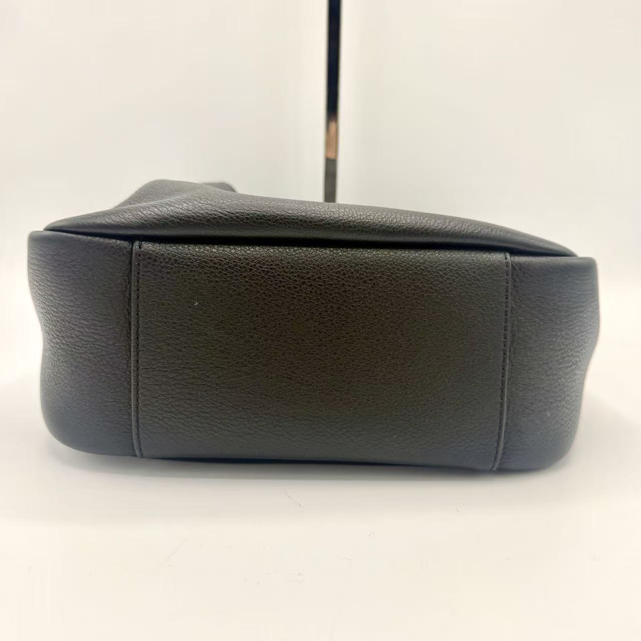 Le 5 à 7 Supple Small Shoulder Bag in Grained Leather