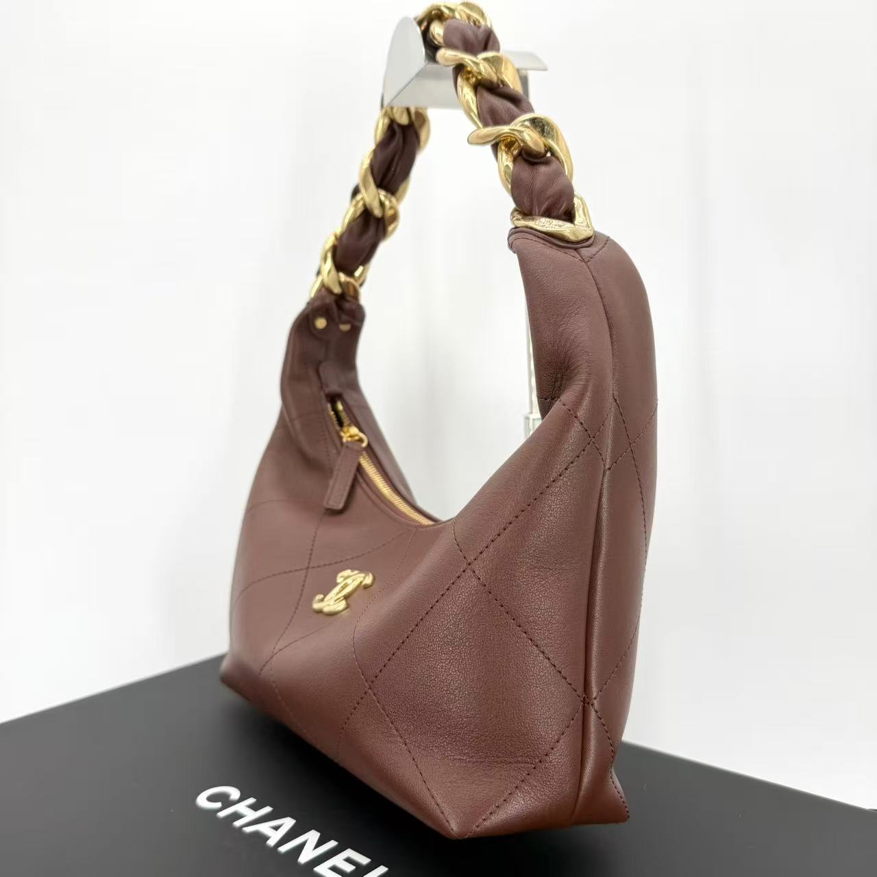 Hobo Handbag in red shiny calfskin with gold-tone metal hardware